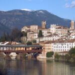 underschöner Flussblick auf die Stadt Bassano del Grappa in Italien.