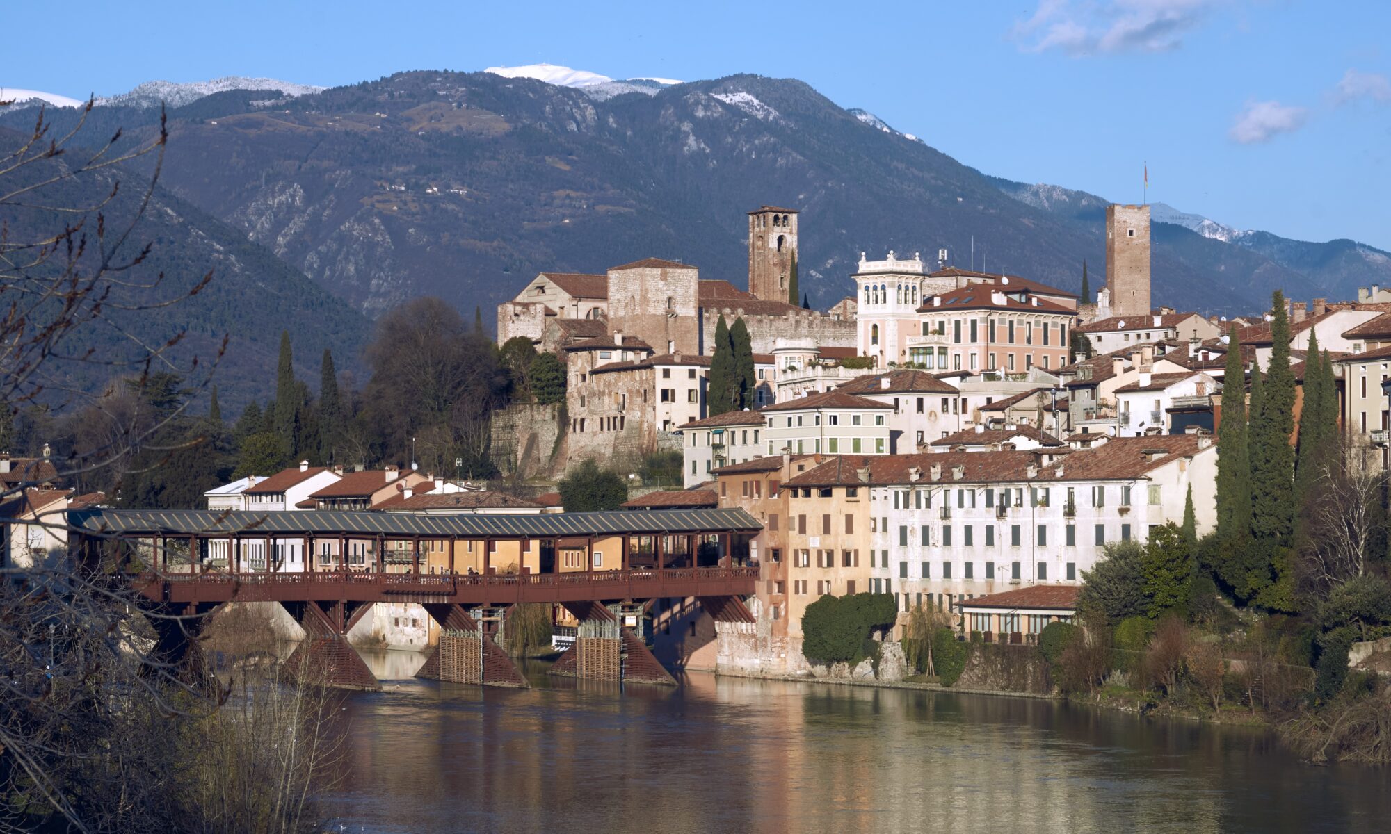 underschöner Flussblick auf die Stadt Bassano del Grappa in Italien.