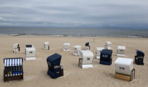 Mehrere Strandkörbe an einem Sandstrand an der Ostsee