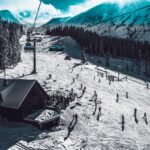Ski Fahren vor malerischer, winterlicher berkulisse