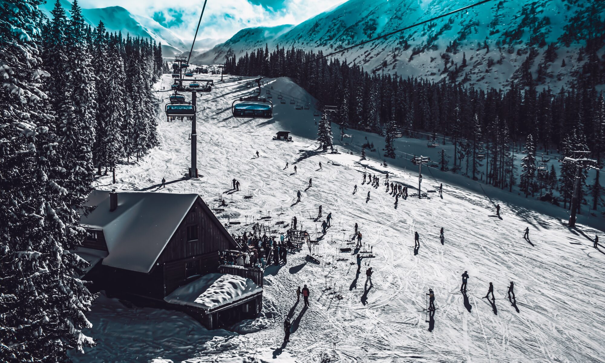 Ski Fahren vor malerischer, winterlicher berkulisse