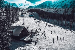 Ski Fahren vor malerischer, winterlicher berkulisse