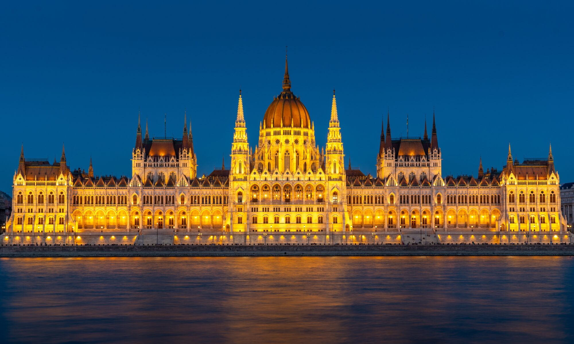 Budapester Regierungspalast bei Nacht