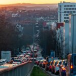 Stau in einer Stadt mit Sonnenuntergang