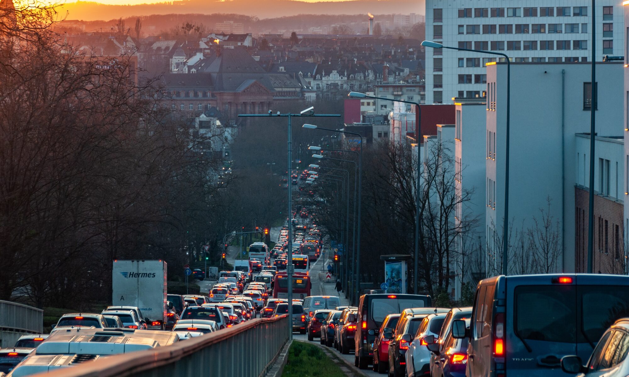 Stau in einer Stadt mit Sonnenuntergang