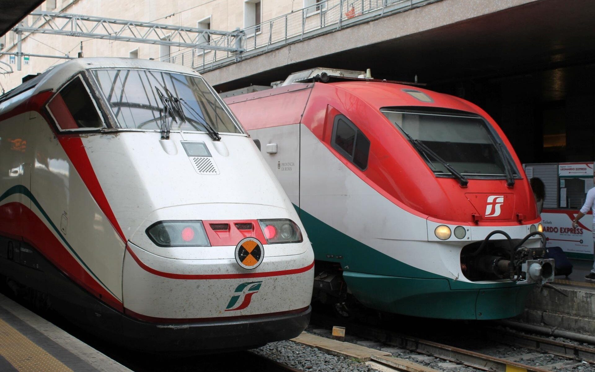 Zwei italienische Schnellzüge nebeneinander